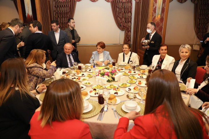 İYİ Parti Genel Başkanı Meral Akşener, 'Ankara Kadın Muhtarlar İftar Programı'na katıldı