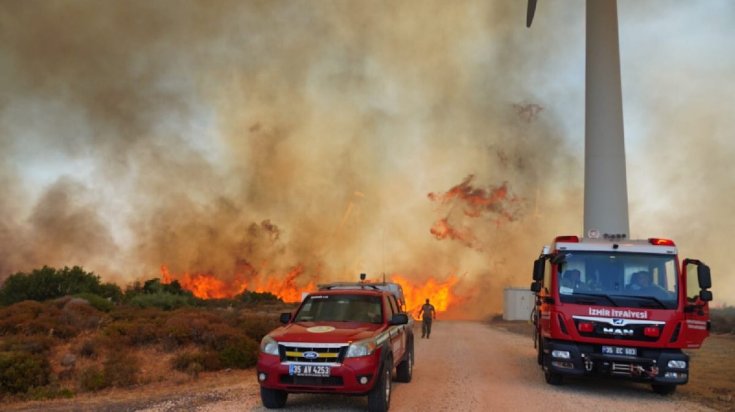 İzmir Çeşme'de orman yangını rüzgarın etkisiyle kontrol altına alınamıyor