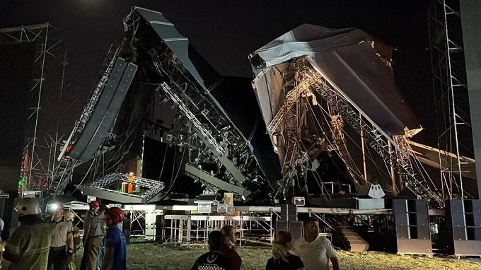 İzmir'de Tarkan konseri için kurulan sahne çöktü