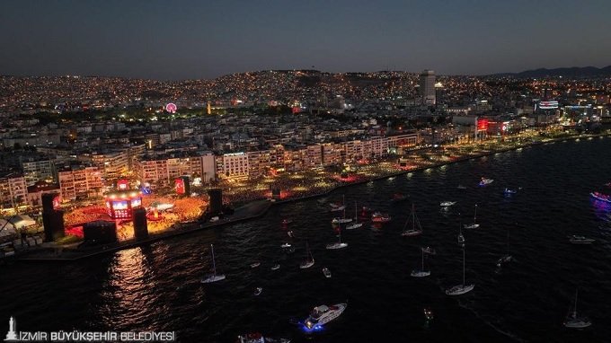 İzmir’in kurtuluşunun 100. yılında tarihe geçen kutlama yapıldı