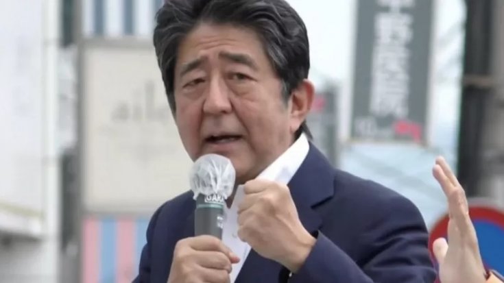 Japonya'nın eski başbakanı Şinzo Abe silahlı saldırıda öldürüldü