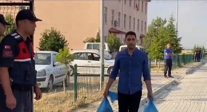 Kadir Şeker tahliye oldu, ailesi ile kucaklaştı ve ilk açıklaması; 'Annemin gözyaşlarını sebepsiz yere akıtanlar, umarım sizlerin de annesi bir gün ağlamaz!