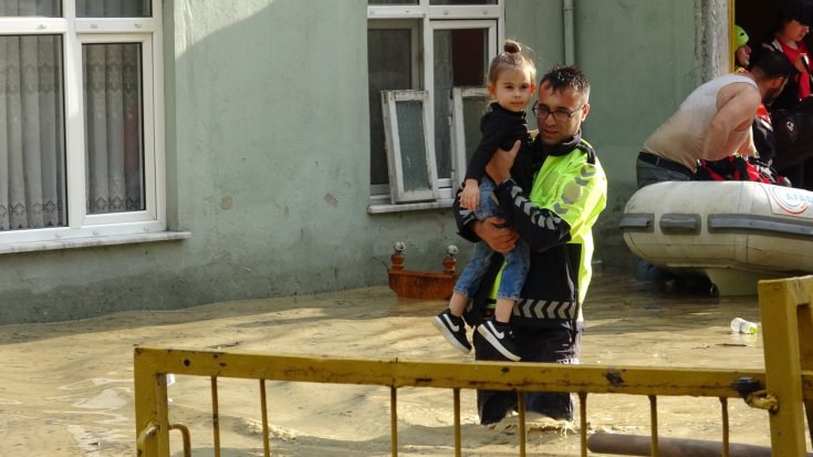 Batı Karadeniz'de şiddetli yağışlar nedeniyle çay ve dereler taştı köprüler yıkıldı