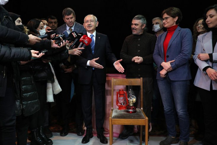 Kılıçdaroğlu, 4 saat elektriği kesilen Moda Sahnesi'ni ziyaretinde Devlet Bahçeli'nin yolladığı kandil ve gaz lambası hediye etti
