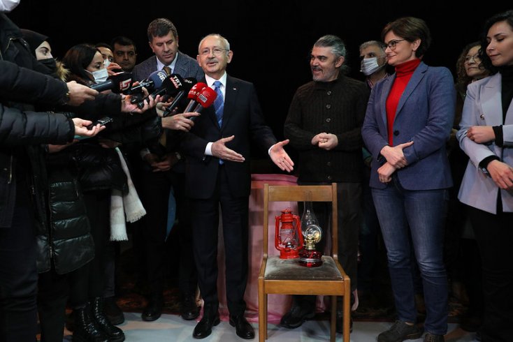 Kılıçdaroğlu, 4 saat elektriği kesilen Moda Sahnesi'ni ziyaretinde Devlet Bahçeli'nin yolladığı kandil ve gaz lambası hediye etti Kılıçdaroğlu, 4 saat elektriği kesilen Moda Sahnesi'ni ziyaretinde Devlet Bahçeli'nin yolladığı kandil ve gaz lambası hediye etti
