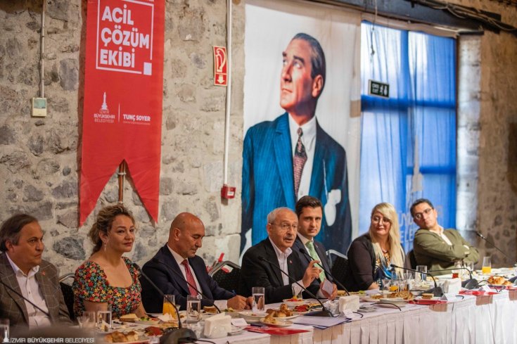 Kılıçdaroğlu İzmir'de Acil Çözüm Projesi uygulanan mahalle muhtarlarıyla buluştu