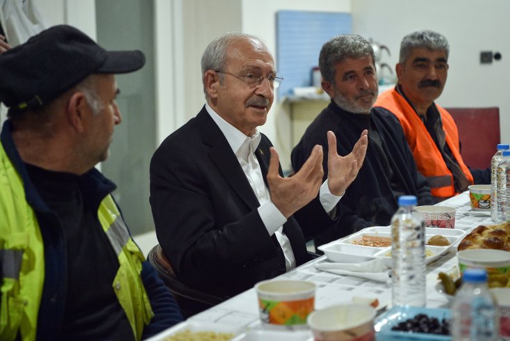 Kılıçdaroğlu, Ankara'da inşaat işçilerinin sofrasına konuk oldu