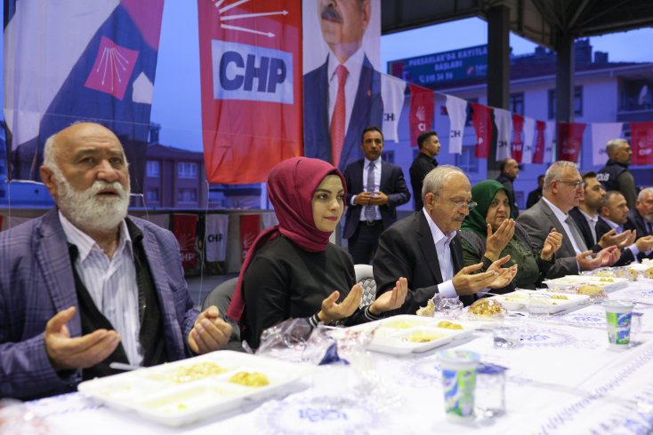 Kılıçdaroğlu, Ankara’da Pursaklar ilçe örgütü tarafından düzenlenen iftar katıldı, yeni üyelere rozet taktı