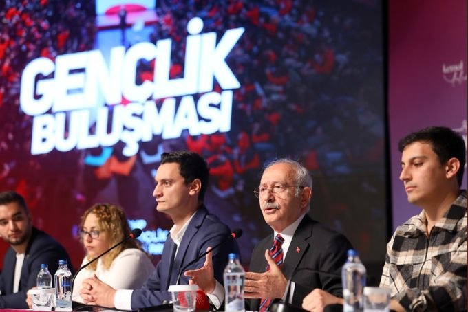 Kılıçdaroğlu, Antalya’da gençlerle bir araya geldi