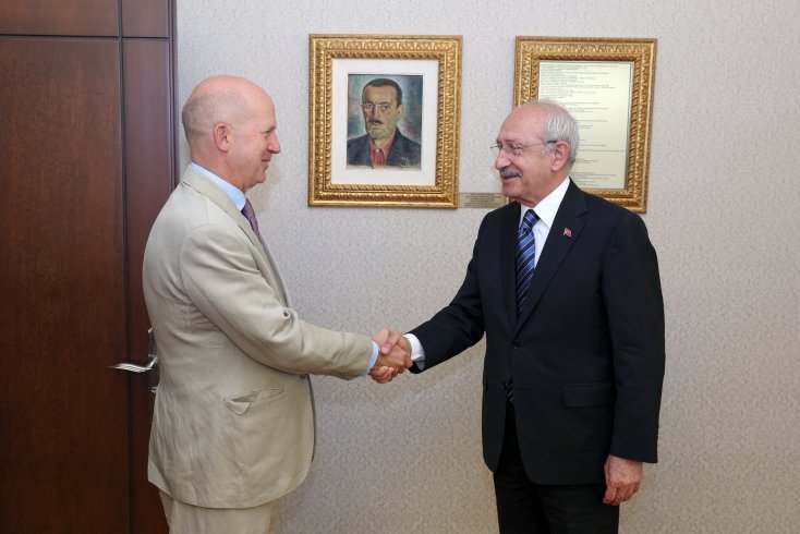 Kılıçdaroğlu, Birleşik Krallık Türkiye Büyükelçisi Dominick Chilcott'u kabul etti
