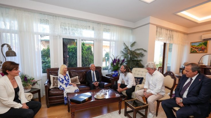 Kılıçdaroğlu, Cüneyt Arkın'ın ailesine taziye ziyaretinde bulundu