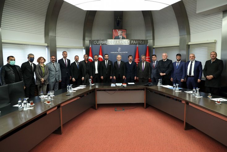 Kılıçdaroğlu, Diyarbakır AKP'den istifa edip CHP'ye gelenlere rozet taktı