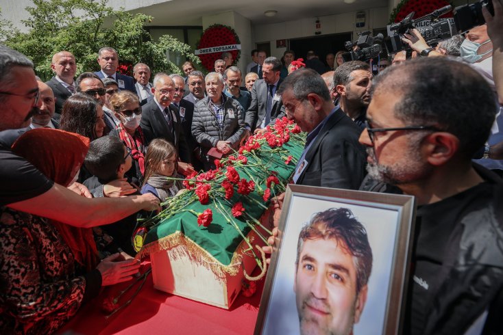 Kılıçdaroğlu, Gazeteci Ali Ekber Ertürk'ün Sözcü Gazetesi Ankara Bürosu önünde düzenlenen cenaze törenine katıldı