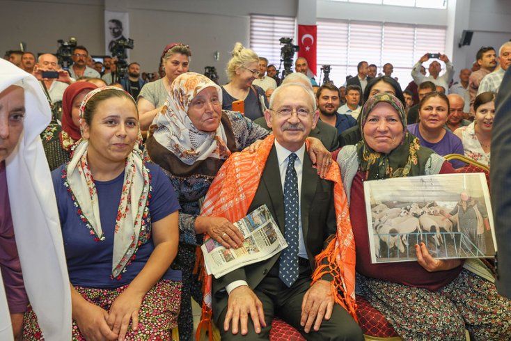 Kılıçdaroğlu İzmir'de çiftçilerle buluştu: Türkiye’nin kaderini beraber değiştireceğiz Kılıçdaroğlu İzmir'de çiftçilerle buluştu: Türkiye’nin kaderini beraber değiştireceğiz