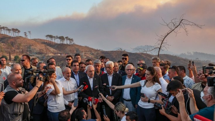 Kılıçdaroğlu, Marmaris'te yangın bölgesinde konuştu; 'bir ihaleyi yapamadıkları için ormanlarımız yanıyor'