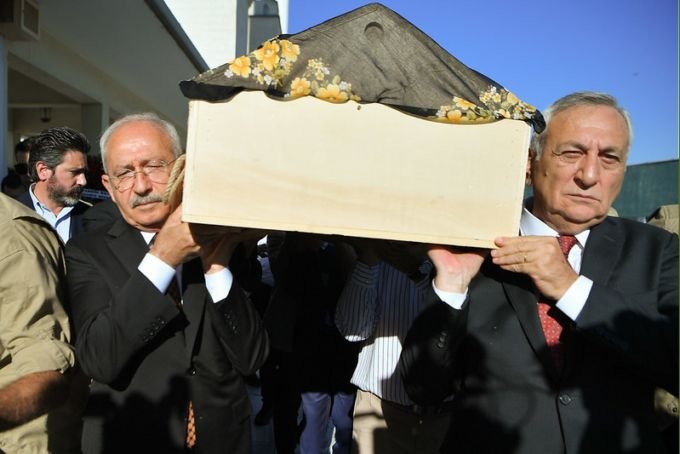 Kılıçdaroğlu, PM Üyesi Hakkı Süha Okay'ın Annesi Raife Okay'ın Cenaze Törenine Katıldı