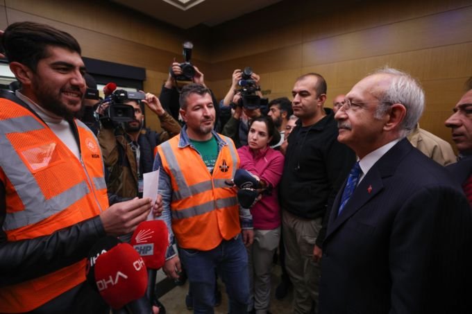 Kılıçdaroğlu, Sivas'ta Karayolları Genel Müdürlüğü’nde taşeron olarak çalışan ve kadro talebinde bulunan işçilerle görüştü