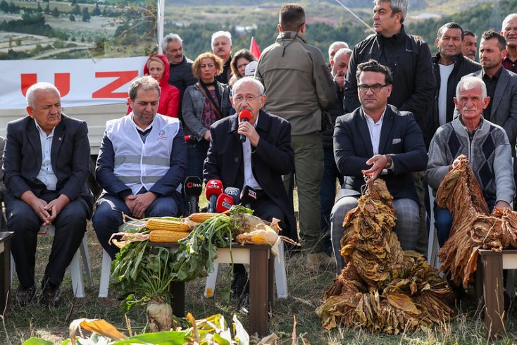 Kılıçdaroğlu, Tokat'ta yıkılan tekel fabrikası önünde konuştu; 'bir fabrika enkaza dönüşüyorsa Türkiye iyi yönetilmiyor demektir'