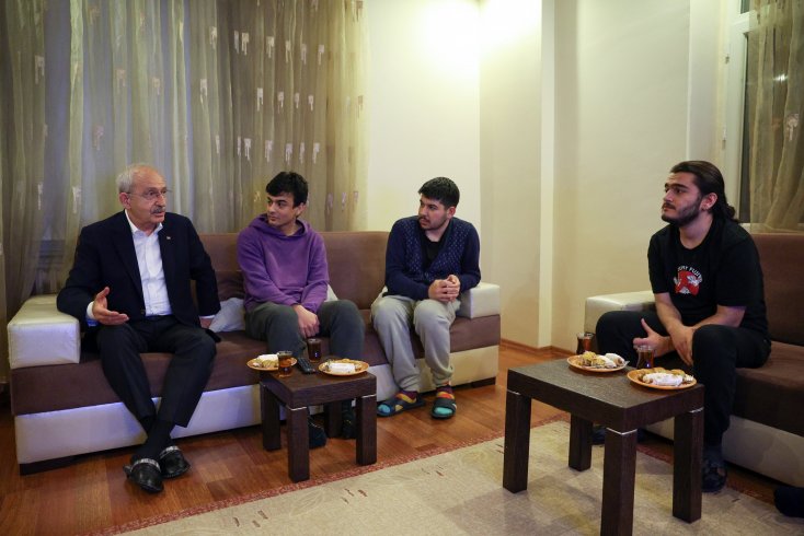 Kılıçdaroğlu, üniversite öğrencilerinin evini ziyaret etti