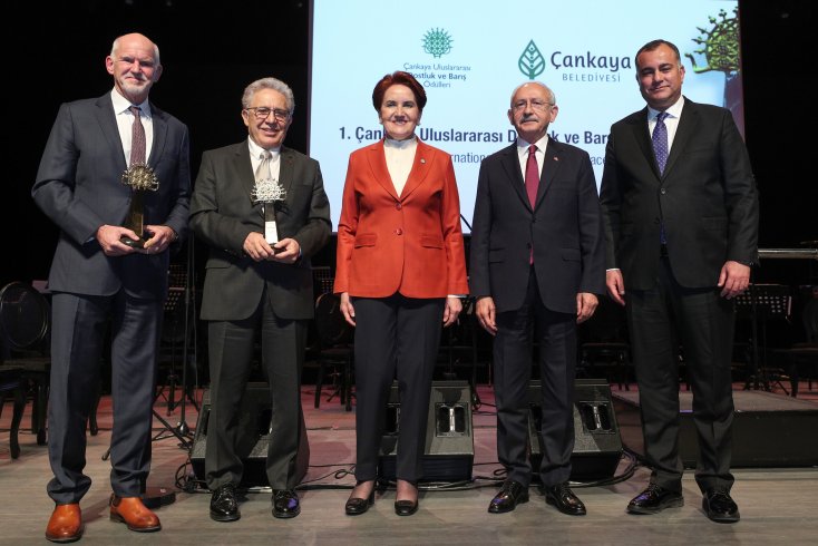 Kılıçdaroğlu ve Akşener Çankaya Uluslararası Dostluk ve Barış Ödül Töreninde Papandreu ve Livaneli'ye ödül verdi