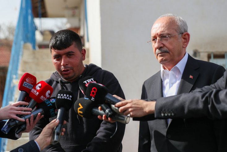 Kılıçdaroğlu'ndan elektrikleri kesilen vatandaşa dayanışma ziyareti Kılıçdaroğlu'ndan elektrikleri kesilen vatandaşa dayanışma ziyareti