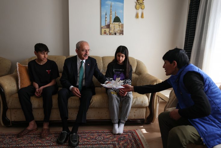 Kılıçdaroğlu'ndan, Mamak'ta elektrik ve doğalgaz borcunu ödeyemeyen aileye dayanışma ziyareti Kılıçdaroğlu'ndan, Mamak'ta elektrik ve doğalgaz borcunu ödeyemeyen aileye dayanışma ziyareti