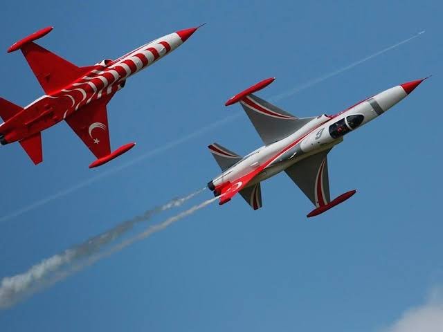 Konya'da Türk Yıldızlarına ait F-5 tipi bir uçak düştü; pilot atlayarak kurtuldu Konya'da Türk Yıldızlarına ait F-5 tipi bir uçak düştü; pilot atlayarak kurtuldu