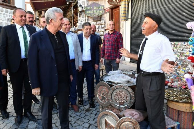 Mansur Yavaş, Başkent esnafıyla buluşmasında Ankara Kalesi ve çevresini yeniden canlandırma projeleri hakkında bilgi verdi Mansur Yavaş, Başkent esnafıyla buluşmasında Ankara Kalesi ve çevresini yeniden canlandırma projeleri hakkında bilgi verdi