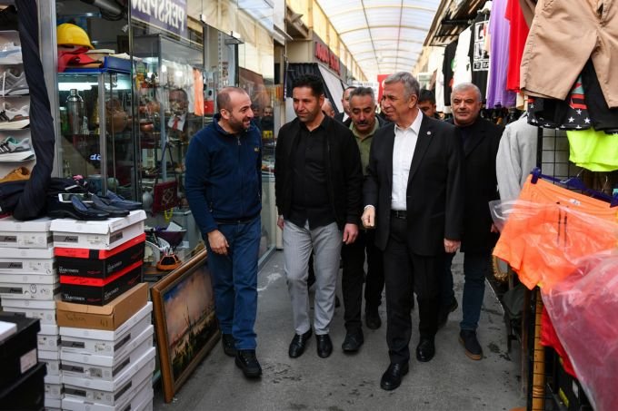 Mansur Yavaş, Maltepe Pazarı esnafını ziyaret etti Mansur Yavaş, Maltepe Pazarı esnafını ziyaret etti