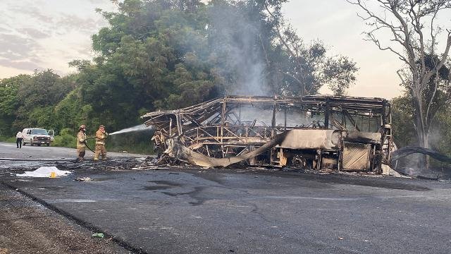 Meksika’da yolcu otobüsü ile 2 yakıt tankeri taşıyan kamyon çarpışmada alev aldı: 20 kişi öldü