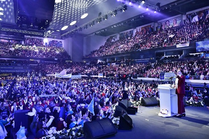 Meral Akşener; Bizler; Kadınları aşağı görenlere, aciz görenlere, muhtaç görenlere inat; Türk kadınlarının, yenilmez gücünü anlatmaya, devam edeceğiz!