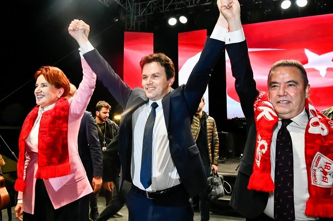 Meral Akşener; El ele tutuşacağız, sizi mahcup etmeyeceğiz, 13. Cumhurbaşkanı Millet İttifakı'nın gösterdiği aday olacak Meral Akşener; El ele tutuşacağız, sizi mahcup etmeyeceğiz, 13. Cumhurbaşkanı Millet İttifakı'nın gösterdiği aday olacak