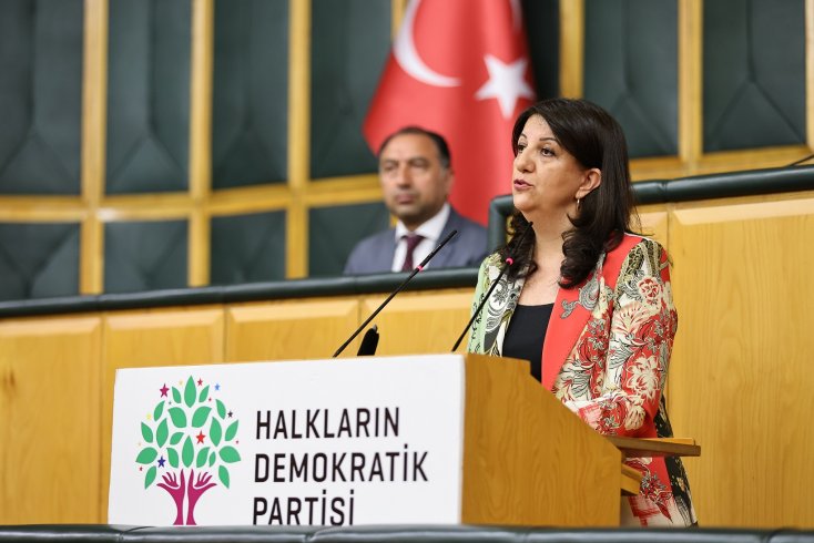 Pervin Buldan; 'HDP ve demokrasi güçleri saldırıya uğrarken, HDP'li belediyelere kayyumlar atanırken çekingen davrananlar, söz kuramayanlar, 'ama, fakat' diyenler, bugün bu saldırı dalgasının bizzat muhatabıdır' Pervin Buldan; 'HDP ve demokrasi güçleri saldırıya uğrarken, HDP'li belediyelere kayyumlar atanırken çekingen davrananlar, söz kuramayanlar, 'ama, fakat' diyenler, bugün bu saldırı dalgasının bizzat muhatabıdır'