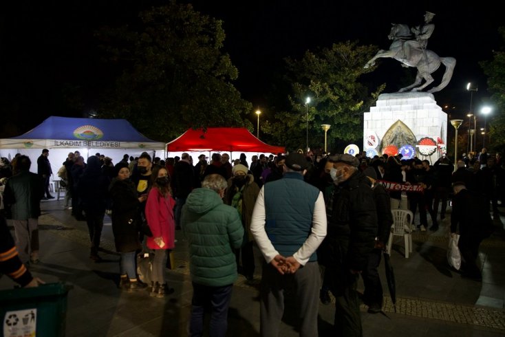 Samsun, Atatürk Parkı'ndaki Onur Anıtı'na yönelik saldırının ardından başlatılan nöbet sürüyor