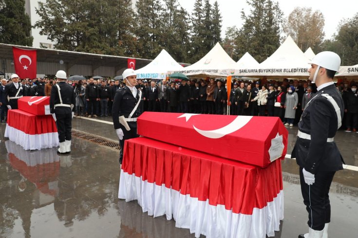 Şanlıurfa'da görevi başında şehit olan 2 polis memuru tören sonrası memleketlerine uğurlandı Şanlıurfa'da görevi başında şehit olan 2 polis memuru tören sonrası memleketlerine uğurlandı