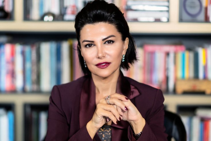 Sedef Kabaş, AKP Genel Başkanı ve Cumhurbaşkanı Erdoğan'a hakaretten gözaltına alındı Sedef Kabaş, AKP Genel Başkanı ve Cumhurbaşkanı Erdoğan'a hakaretten gözaltına alındı