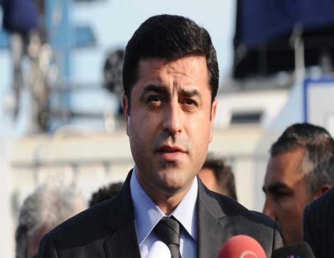 Selahattin Demirtaş; 'el ele verip büyük bir barış, kardeşlik, huzur, refah toplumu olacağız, YAŞASIN BARIŞ demek çok mu zor?'