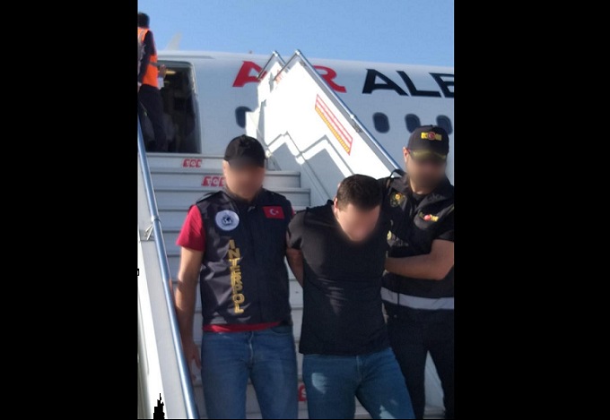 Suç Örgütü Lideri Sedat Peker'in yakın çalışma ekibinden Ahmet Emre Olur Türkiye'ye teslim edildi Suç Örgütü Lideri Sedat Peker'in yakın çalışma ekibinden Ahmet Emre Olur Türkiye'ye teslim edildi