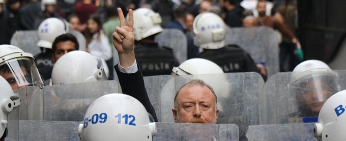 Taksim'de HDP'nin 'İnsanlık Yürüyüşü'ne polis müdahalesi: 121 gözaltı Taksim'de HDP'nin 'İnsanlık Yürüyüşü'ne polis müdahalesi: 121 gözaltı