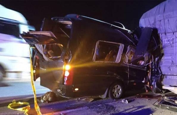 Tiyatro oyuncularını taşıyan minibüs TIR'a çarptı: 3 ölü, 8 yaralı