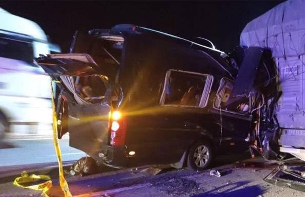 Tiyatro oyuncularını taşıyan minibüs TIR'a çarptı: 3 ölü, 8 yaralı Tiyatro oyuncularını taşıyan minibüs TIR'a çarptı: 3 ölü, 8 yaralı