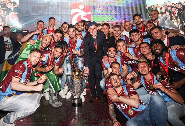 Trabzonspor, Spor Toto Süper Lig'in 2021-2022 sezonu şampiyonluk kupasını düzenlenen törenle aldı