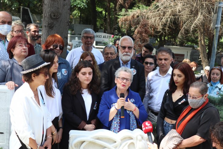 Türkan Saylan'ın aramızdan ayrılışının 13. yılında mezarı başında anıldı Türkan Saylan'ın aramızdan ayrılışının 13. yılında mezarı başında anıldı