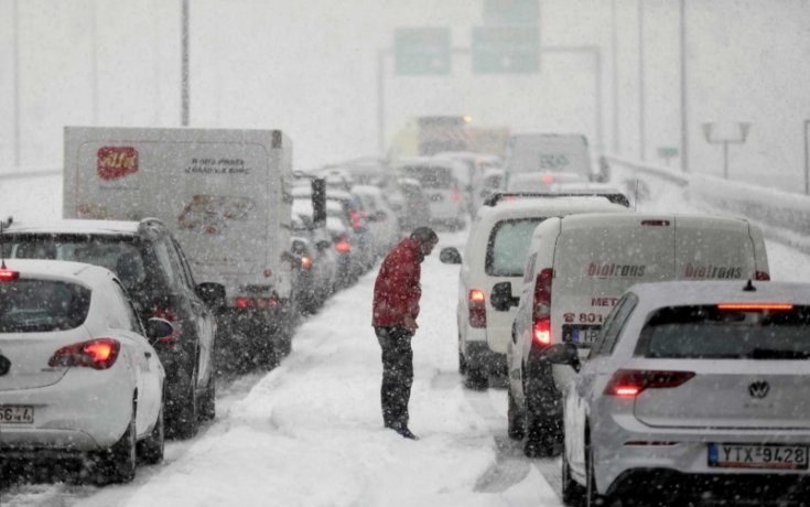 Yunanistan'da yoğun kar yağışı ve fırtına nedeniyle  yolda mahsur kalanlar için çalışma başlatıldı