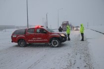 İstanbul-Ankara yolu yoğun kar yağışı nedeniyle trafiğe kapandı