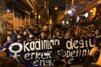 25 Kasım Kadına Yönelik Şiddetle Mücadele Günü yürüyüşüne karşı; Kaymakamlık ve Valilik İstiklal Caddesini ablukaya aldı