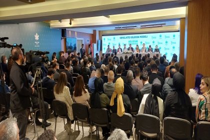 Ahmet Davutoğlu: Gençlere gömlek biçmeye değil, onlarla yol yürümeye geliyoruz!