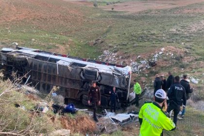 AKP Gençlik Şöleni'nden dönen üniversite öğrencilerini taşıyan otobüs devrildi; 3 öğrenci hayatını kaybetti