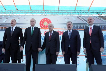 AKP Genel Başkanı ve Cumhurbaşkanı Erdoğan, Rize-Artvin Havalimanının açılış kurdelesini Azerbaycan Cumhurbaşkanı Aliyev, MHP Genel Başkanı Bahçeli, BBP Genel Başkanı Destici ile kesti