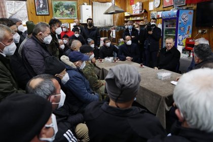 AKP Genel Başkanı ve Cumhurbaşkanı Erdoğan, Sarıyer’de partisinin kadın kolları başkanı ziyaretinden sonra kıraathanede vatandaşlarla buluştu